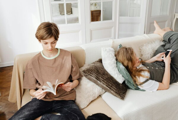 Adolescentes solos en casa