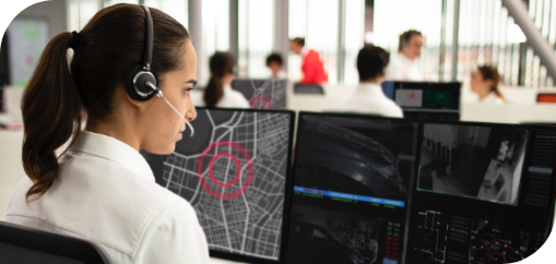 Especialista de segurança verifica o disparo de alarme