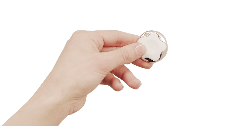 Mano con llave electrónica