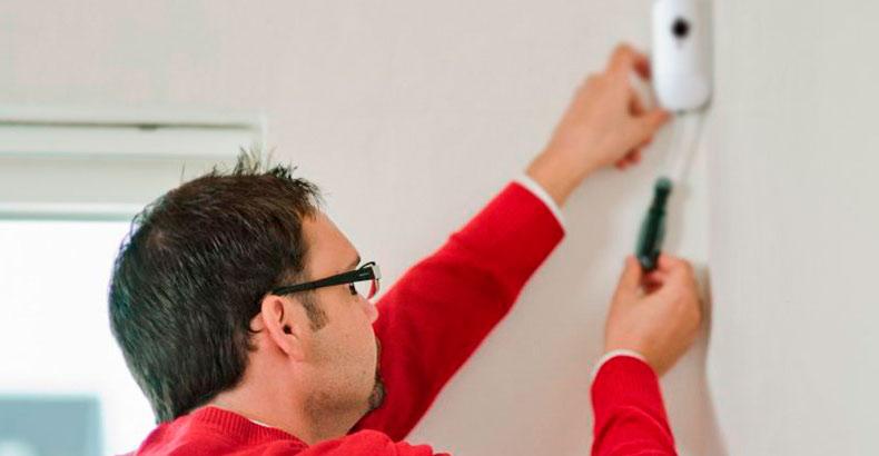 Instalador mostrando como poner alarma Securitas Direct