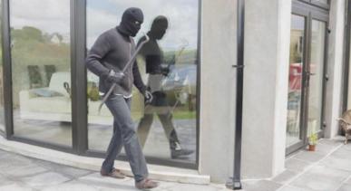 Ladrón entrando a robar