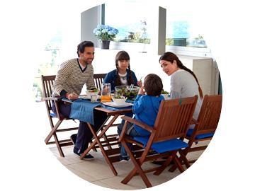 Familia con alarma para hogar